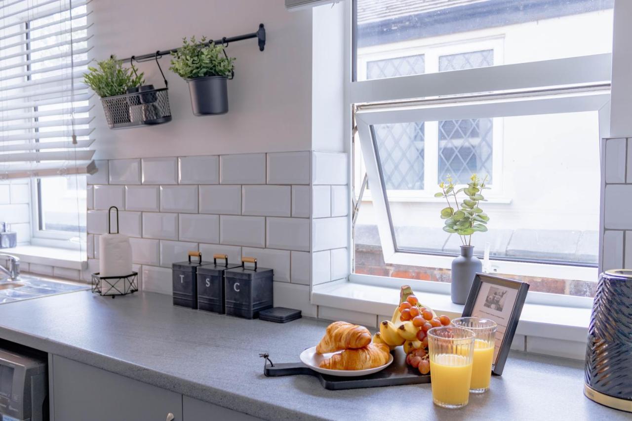 Templar House - Sleeps 6, Special Weekly Monthly Stay Rates, Central Location With Free Parking, Free Wifi, Perfect For Alton Towers & M6 Stoke-on-Trent Dış mekan fotoğraf