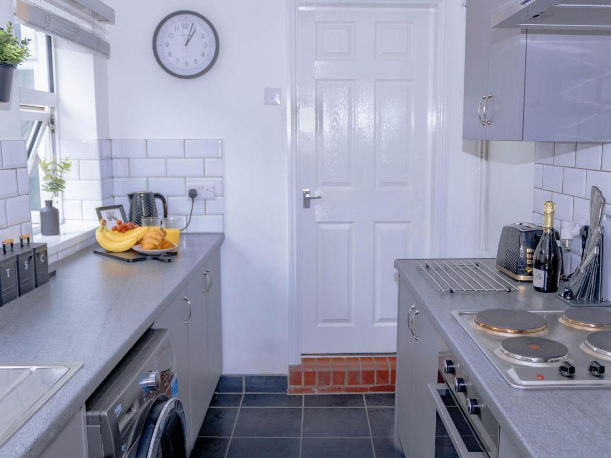Templar House - Sleeps 6, Special Weekly Monthly Stay Rates, Central Location With Free Parking, Free Wifi, Perfect For Alton Towers & M6 Stoke-on-Trent Dış mekan fotoğraf