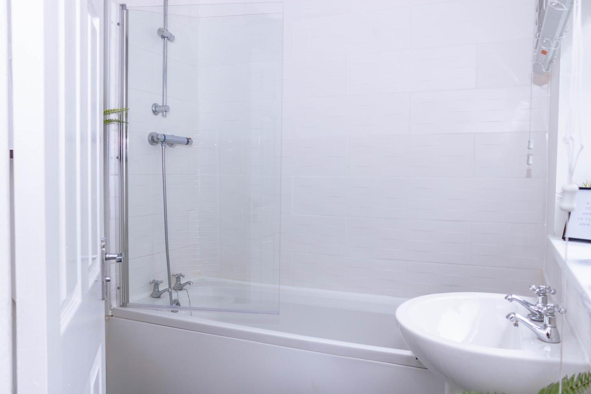 Templar House - Sleeps 6, Special Weekly Monthly Stay Rates, Central Location With Free Parking, Free Wifi, Perfect For Alton Towers & M6 Stoke-on-Trent Dış mekan fotoğraf