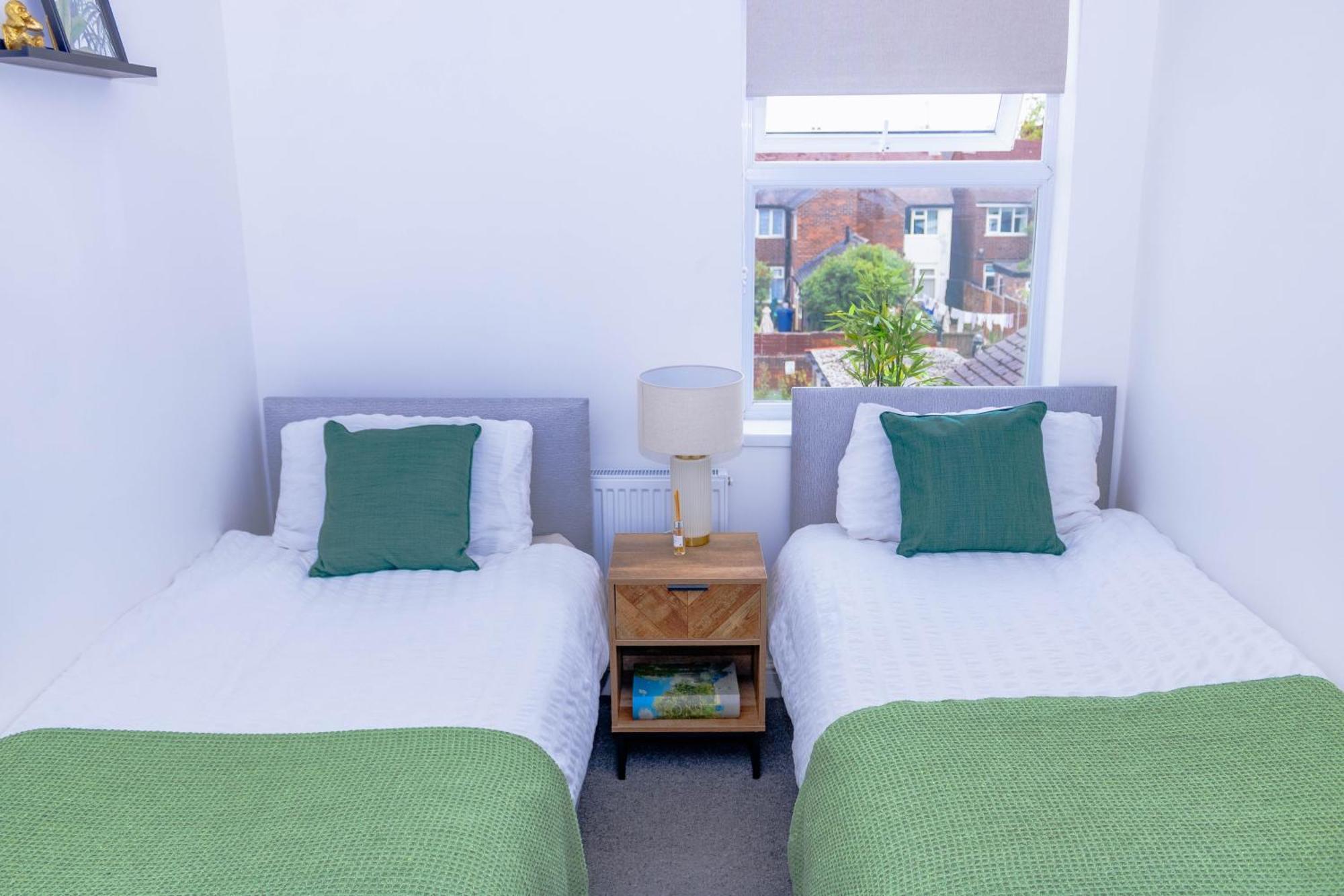 Templar House - Sleeps 6, Special Weekly Monthly Stay Rates, Central Location With Free Parking, Free Wifi, Perfect For Alton Towers & M6 Stoke-on-Trent Dış mekan fotoğraf
